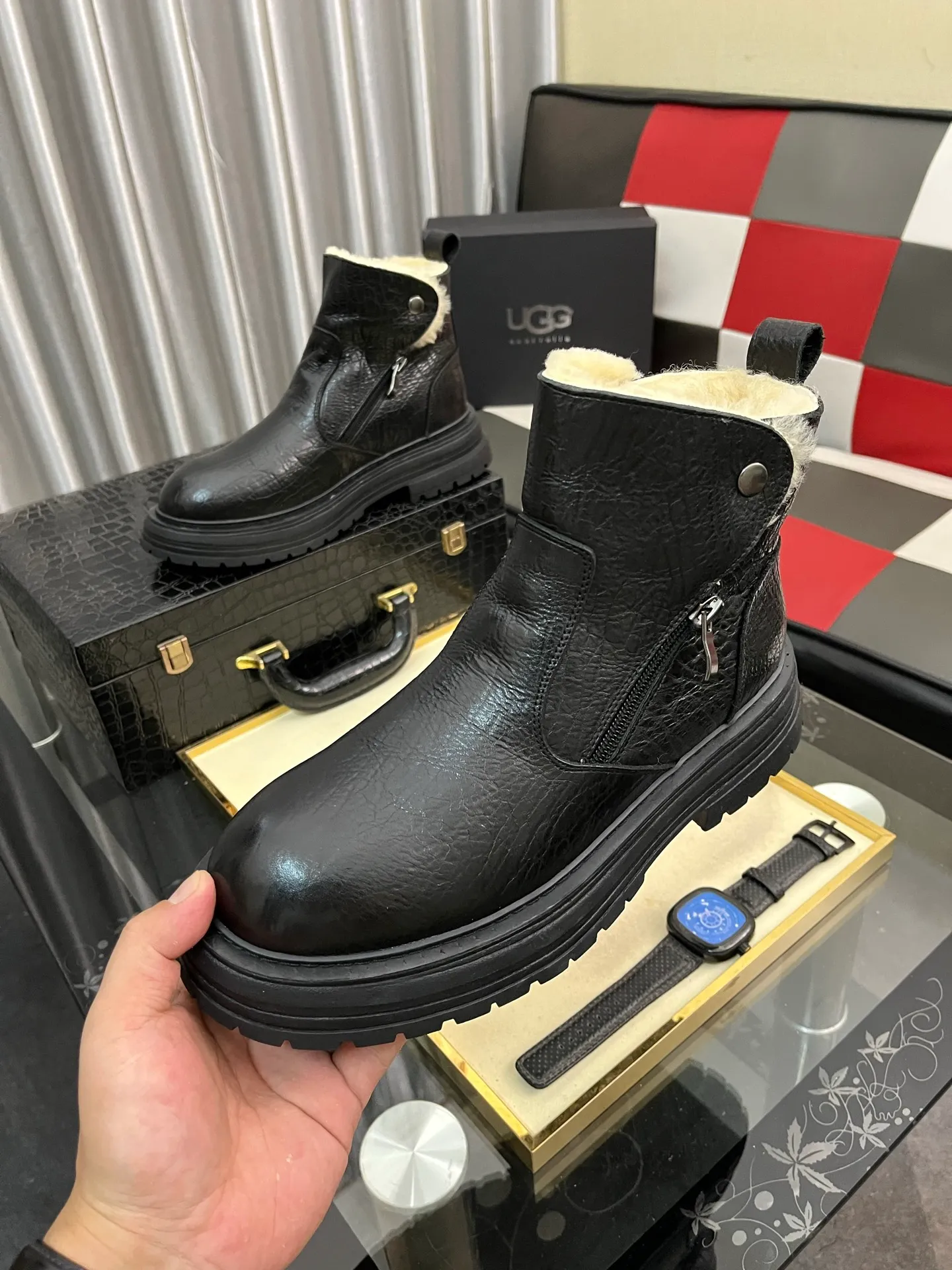 Ex-factory price: 680⌚️⌚️Thick wool imported from Australia Brand: UGG genuine purchasing agent Size: 39-44 (45 customized) Grade: Official website 1:1 Material: First layer of genuine leather waterproof and antifreeze upper Real wool lining Original non-slip and wear-resistant outsole Style category: Men's casual shoes Trendy style Comfortable on the feet Color: Official website color synchronization
